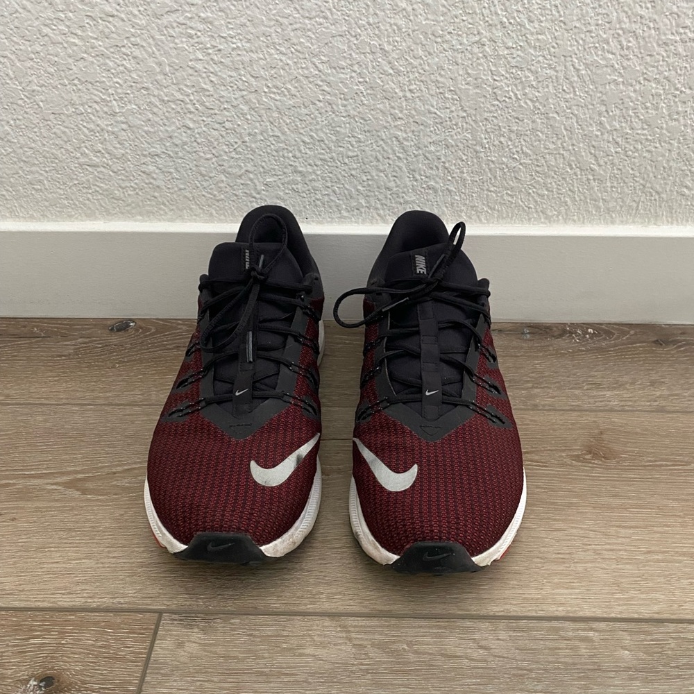 NIKE QUEST LIGHTWEIGHT RUNNING SHOE - MEN'S BURGANDY